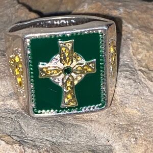 5/$10❤️❤️❤️NEW Vintage Style SilverTone Zinc Alloy Green Enamel Cross Ring